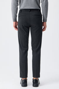 Traje elegante informal de hombre en jersey suave color carbón, chaqueta y pantalón.