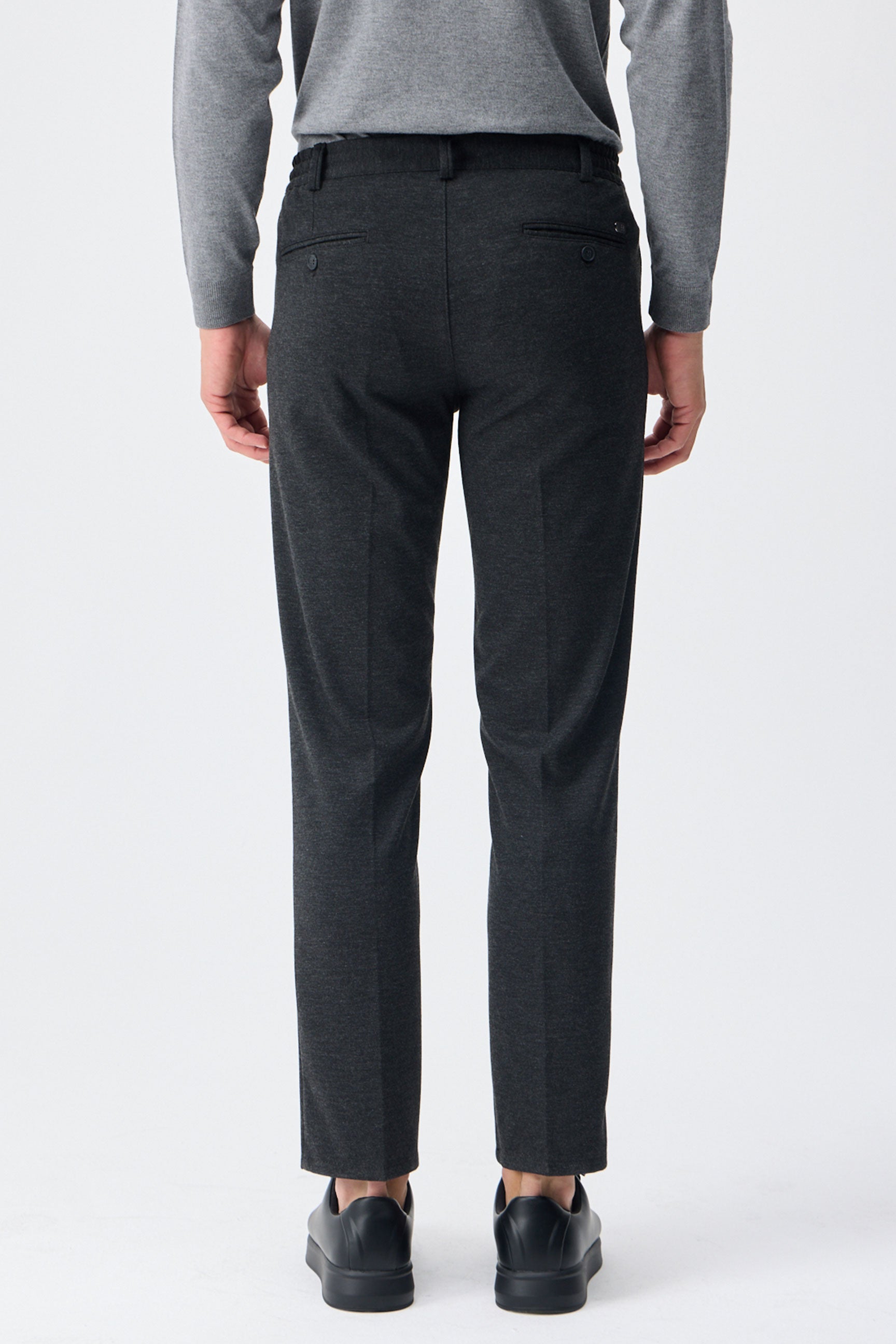 Traje elegante informal de hombre en jersey suave color carbón, chaqueta y pantalón.