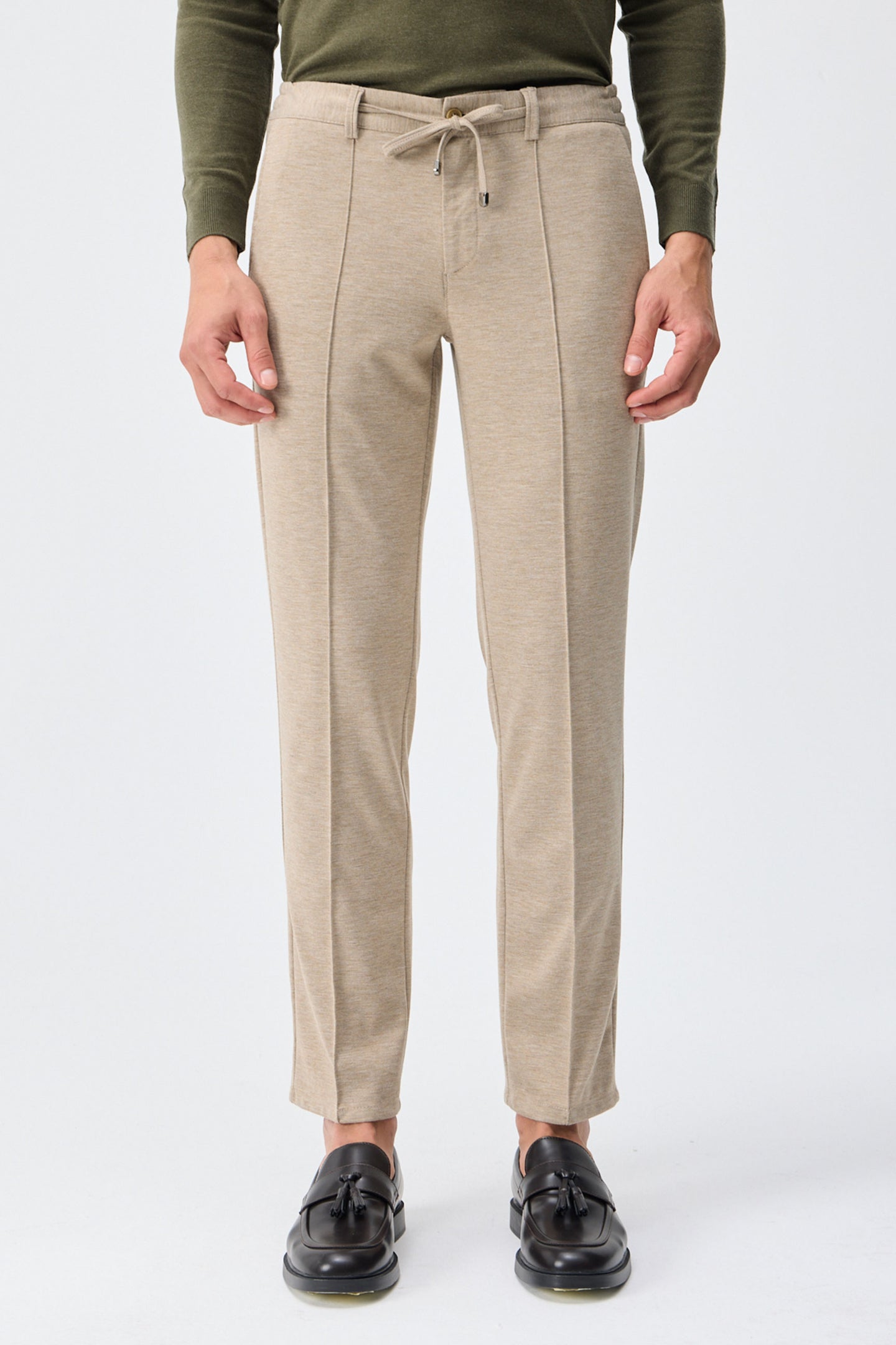 Pantalones elegantes de hombre color beige topo con cordón ajustable y corte entallado.