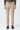 Pantalones elegantes de hombre color beige topo con cordón ajustable y corte entallado.