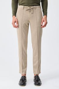 Traje elegante informal de hombre en jersey suave color beige: chaqueta y pantalón.