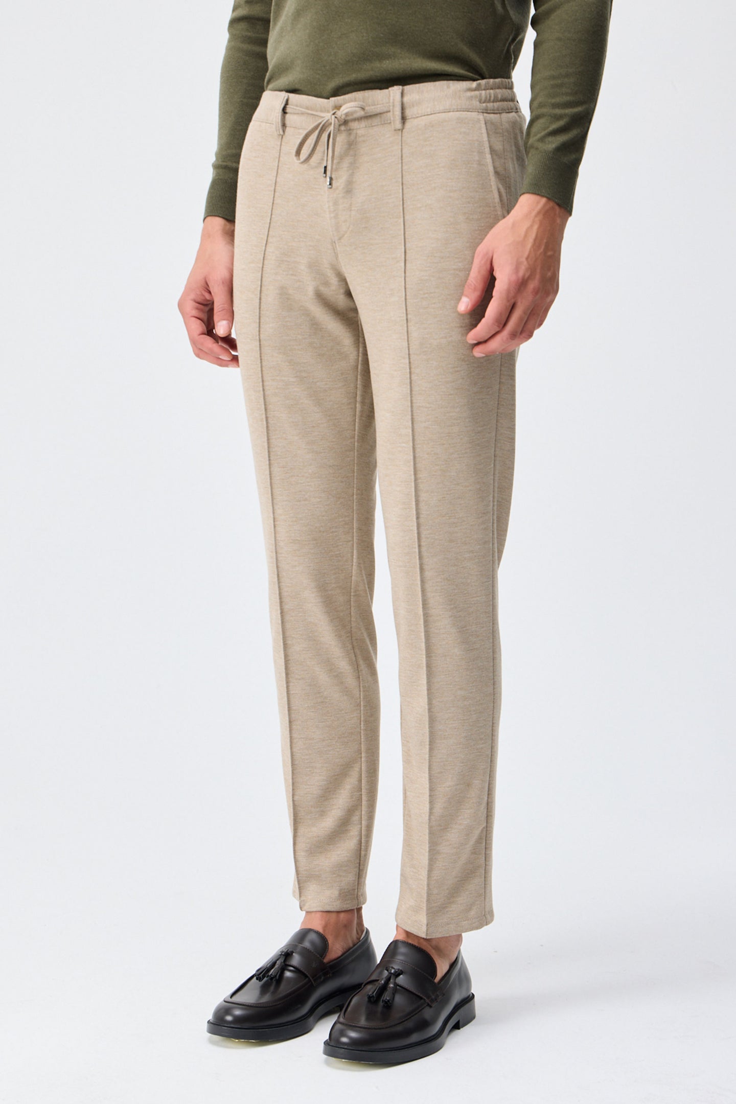 Pantalones elegantes de hombre color beige topo con cordón ajustable y corte entallado.