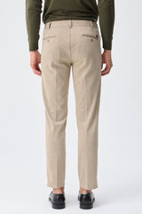 Traje elegante informal de hombre en jersey suave color beige: chaqueta y pantalón.