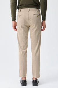 Traje elegante informal de hombre en jersey suave color beige: chaqueta y pantalón.