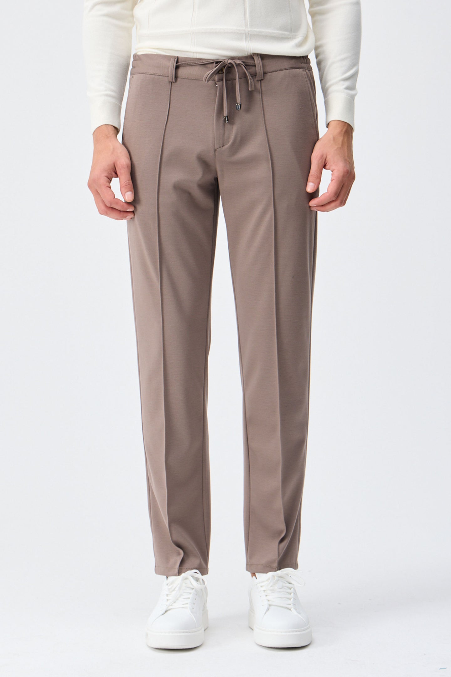 Pantalones elegantes de hombre color marrón topo con cordón ajustable y corte entallado.