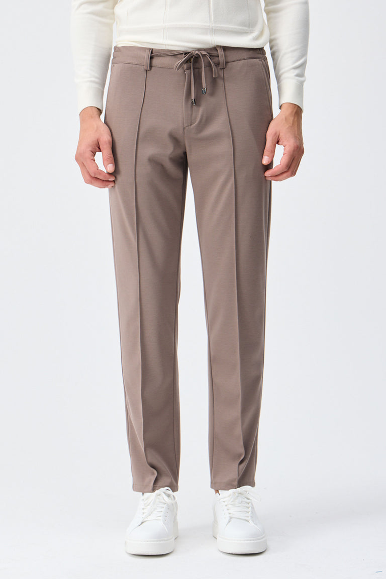 Pantalones elegantes de hombre color marrón topo con cordón ajustable y corte entallado.