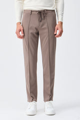 Traje elegante informal de punto suave marrón para hombre (chaqueta tipo blazer y pantalón).