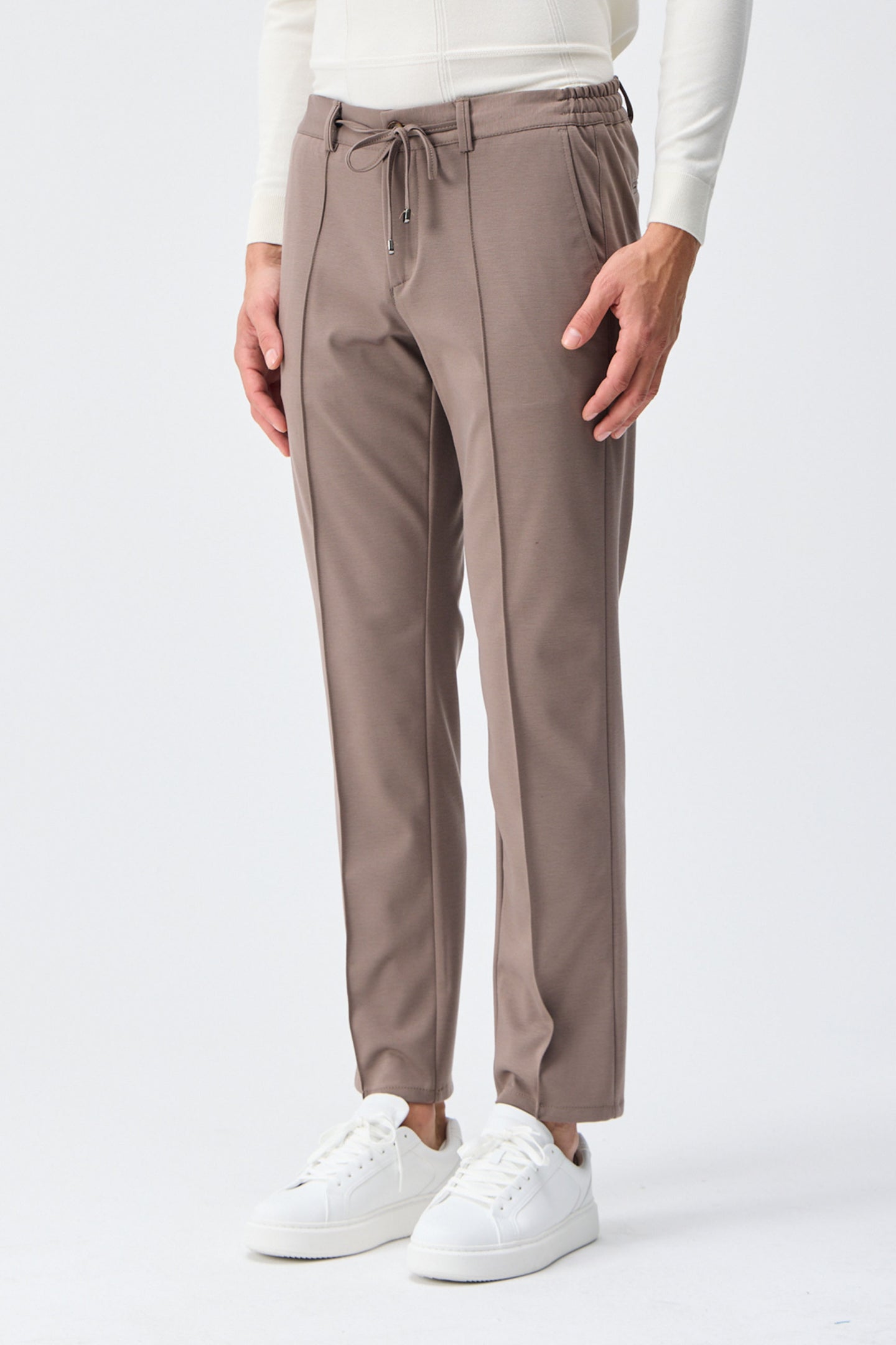 Pantalones elegantes de hombre color marrón topo con cordón ajustable y corte entallado.