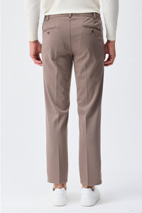 Traje elegante informal de punto suave marrón para hombre (chaqueta tipo blazer y pantalón).