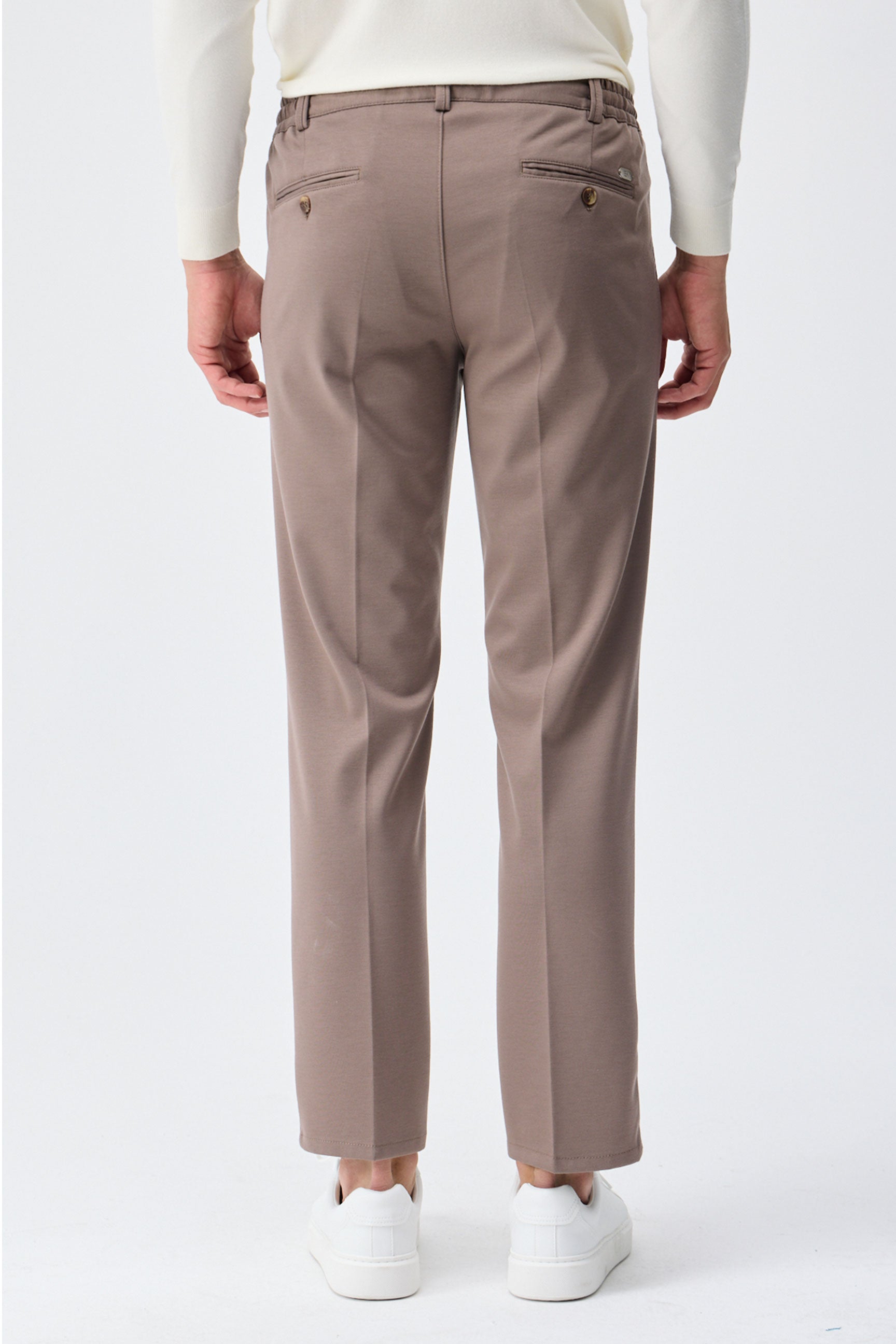 Traje elegante informal de punto suave marrón para hombre (chaqueta tipo blazer y pantalón).