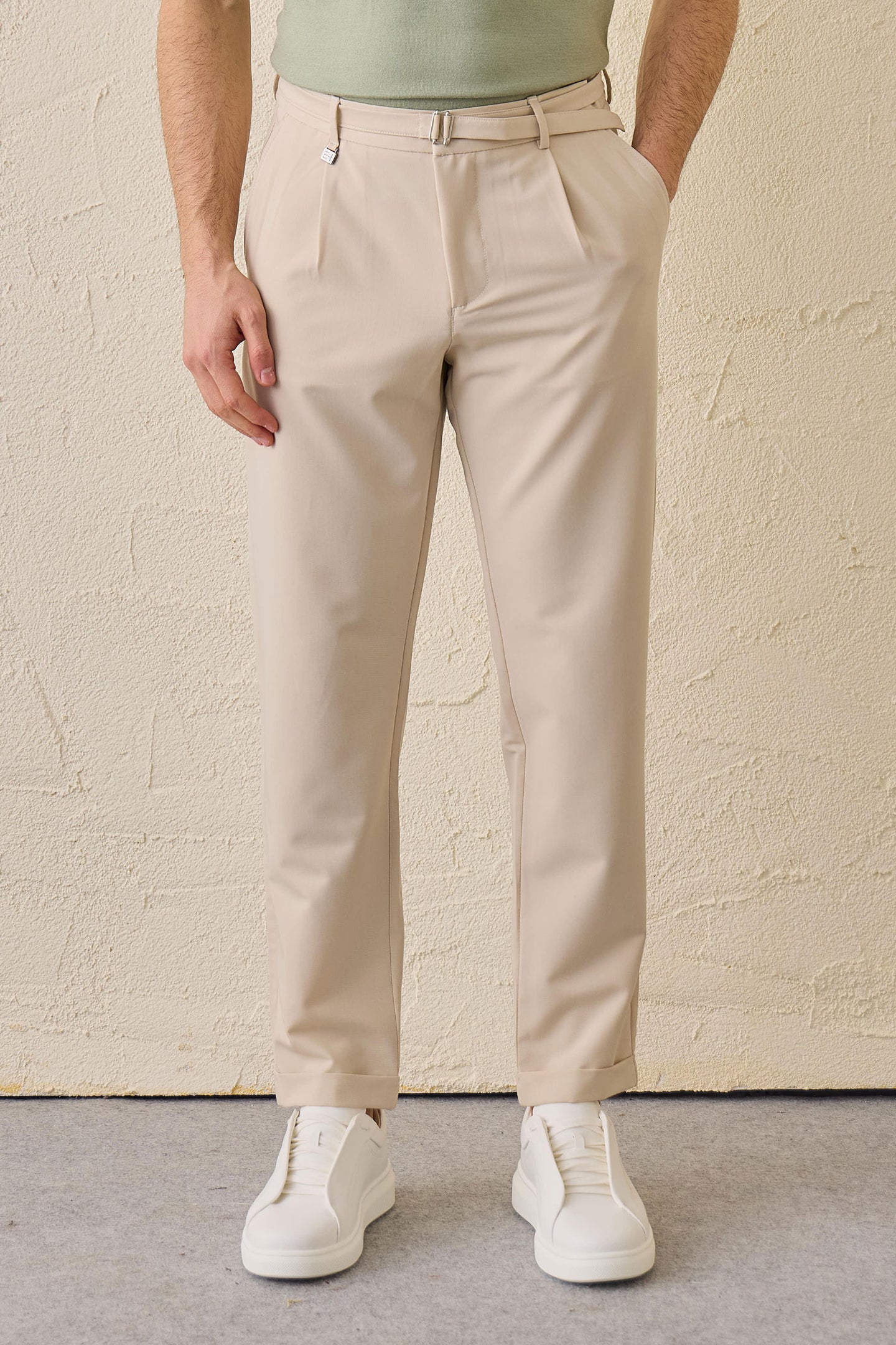 Pantalones Gurkha plisados beige para hombre, cintura ajustable, corte entallado.