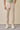 Pantalones Gurkha plisados beige para hombre, cintura ajustable, corte entallado.