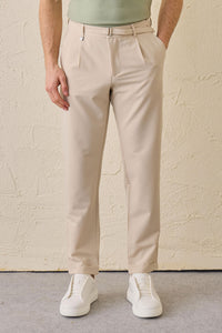 Pantalones Gurkha plisados beige para hombre, cintura ajustable, corte entallado.