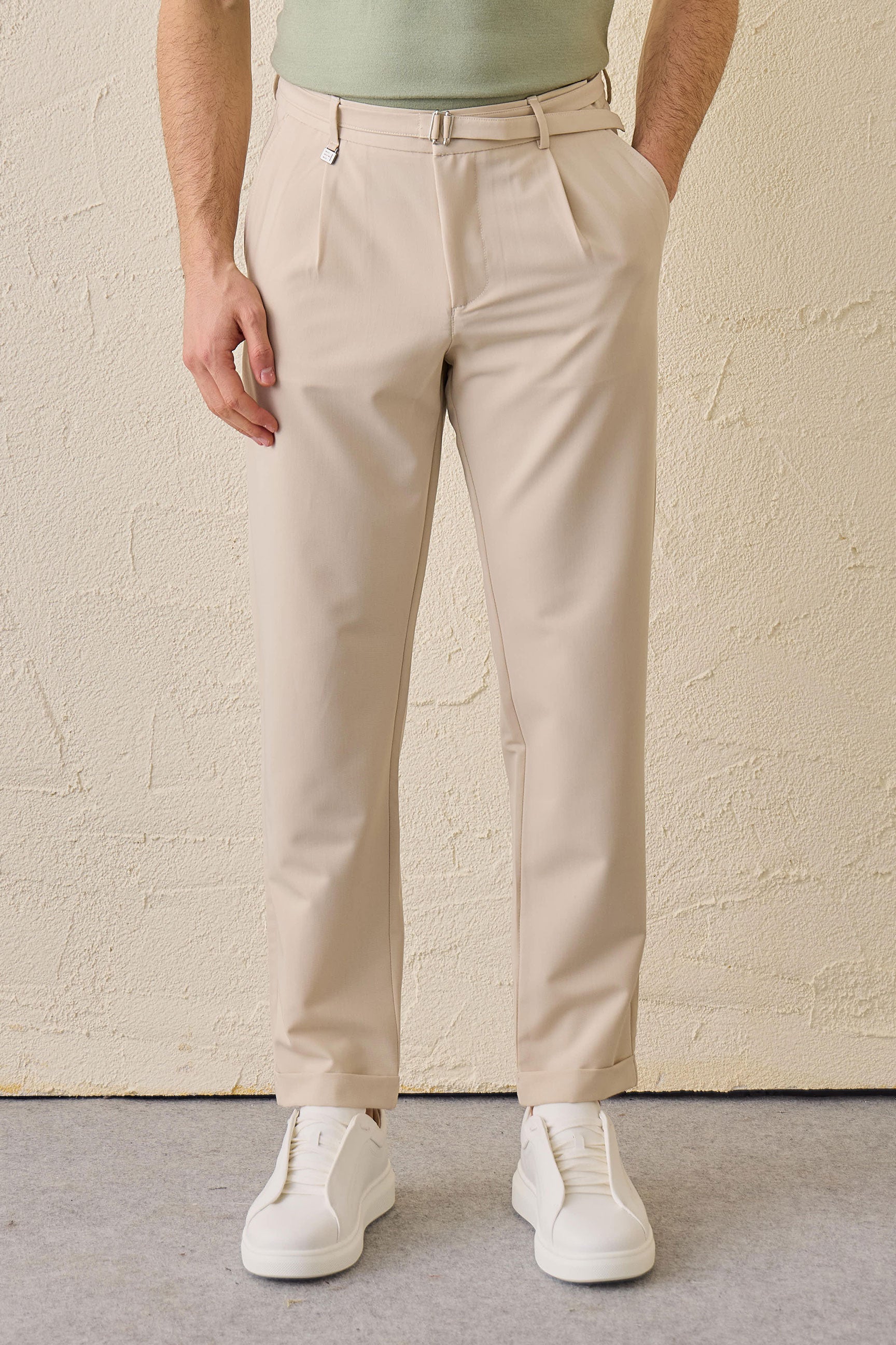 Pantalones Gurkha plisados beige para hombre, cintura ajustable, corte entallado.