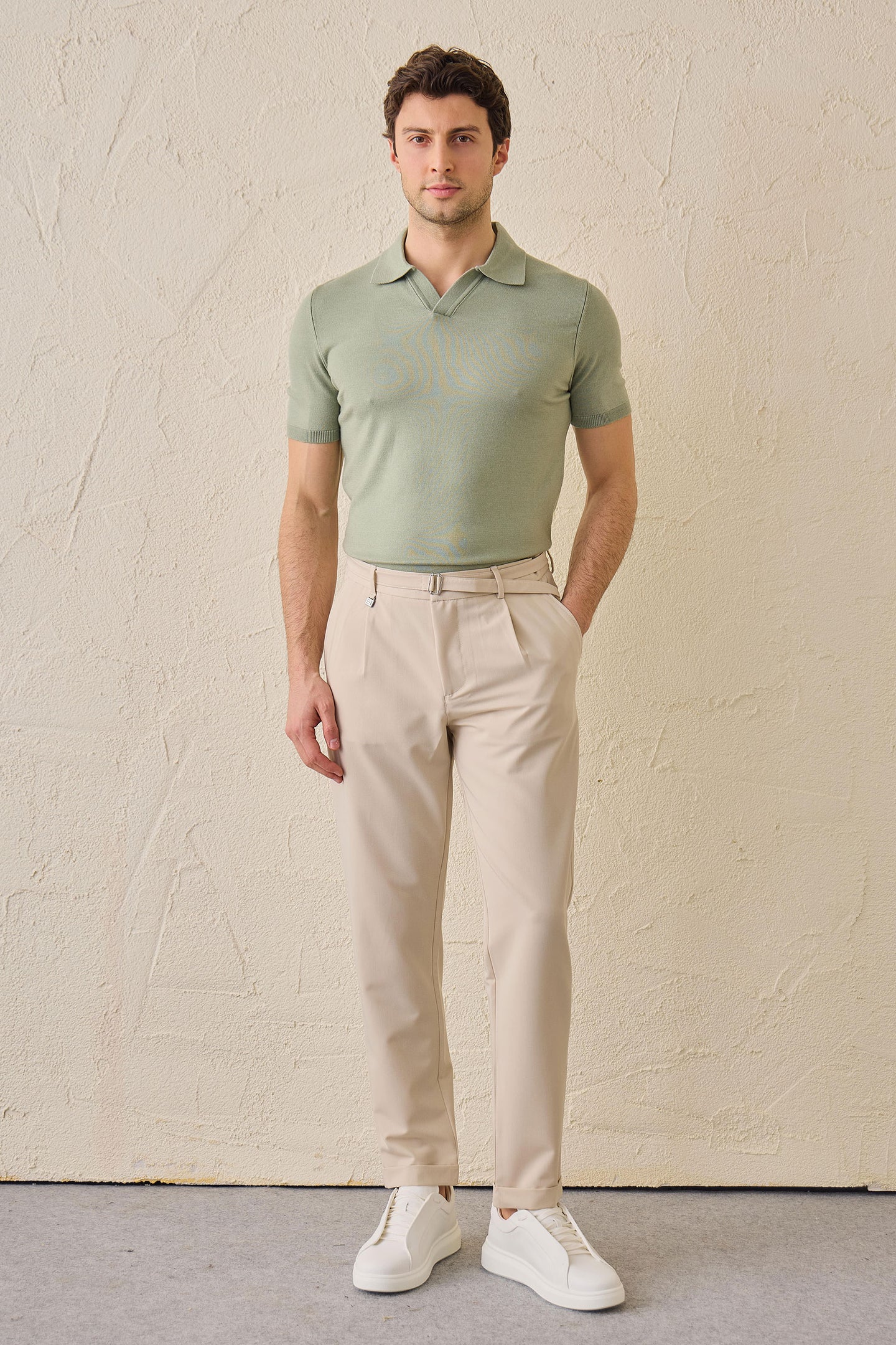 Pantalones Gurkha plisados beige para hombre, cintura ajustable, corte entallado.