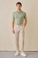 Pantalones Gurkha plisados beige para hombre, cintura ajustable, corte entallado.