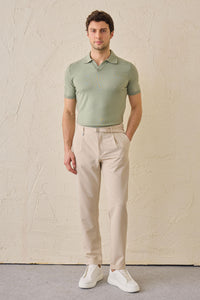Pantalones Gurkha plisados beige para hombre, cintura ajustable, corte entallado.