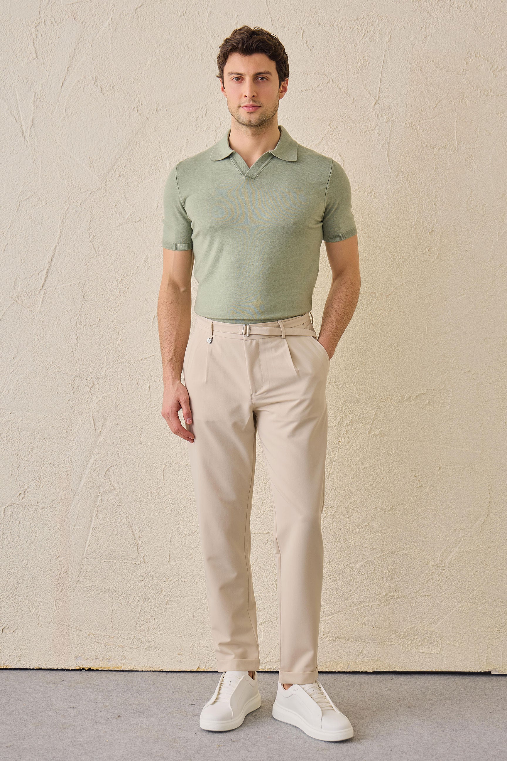 Pantalones Gurkha plisados beige para hombre, cintura ajustable, corte entallado.