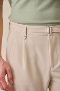 Pantalones Gurkha plisados beige para hombre, cintura ajustable, corte entallado.