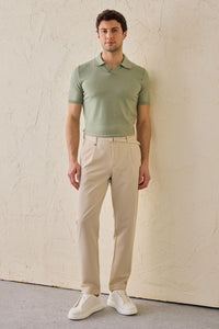 Pantalones Gurkha plisados beige para hombre, cintura ajustable, corte entallado.