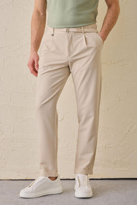 Pantalones Gurkha plisados beige para hombre, cintura ajustable, corte entallado.
