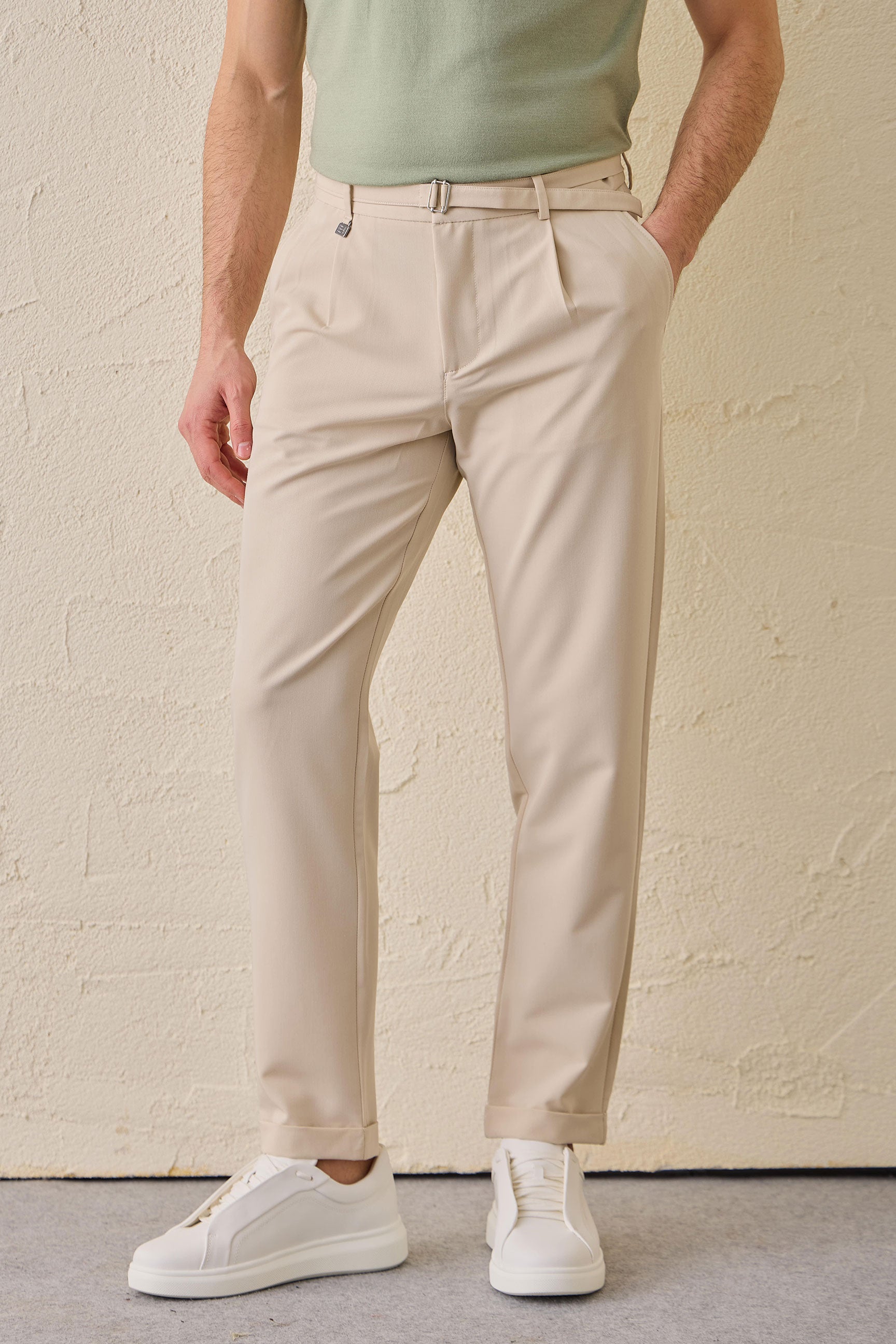 Pantalones Gurkha plisados beige para hombre, cintura ajustable, corte entallado.