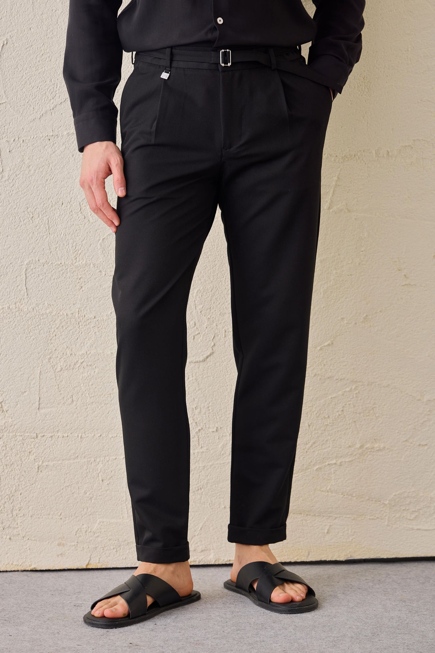 Pantalones Gurkha negros plisados para hombre, cintura ajustable, corte entallado.