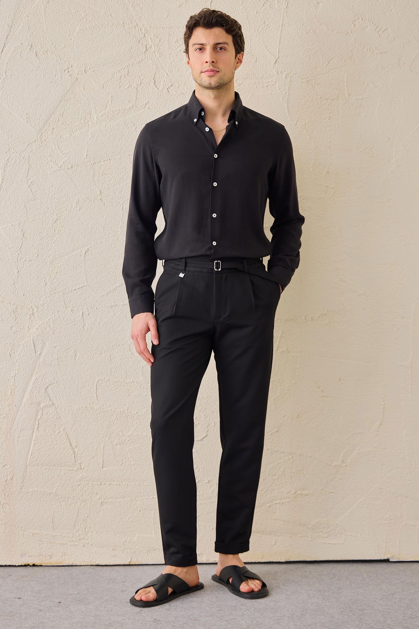 Pantalones Gurkha negros plisados para hombre, cintura ajustable, corte entallado.