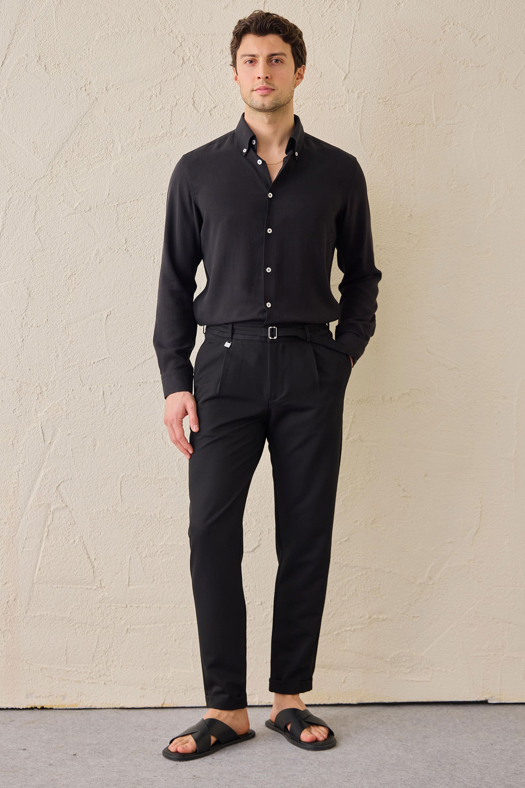Pantalones Gurkha negros plisados para hombre, cintura ajustable, corte entallado.