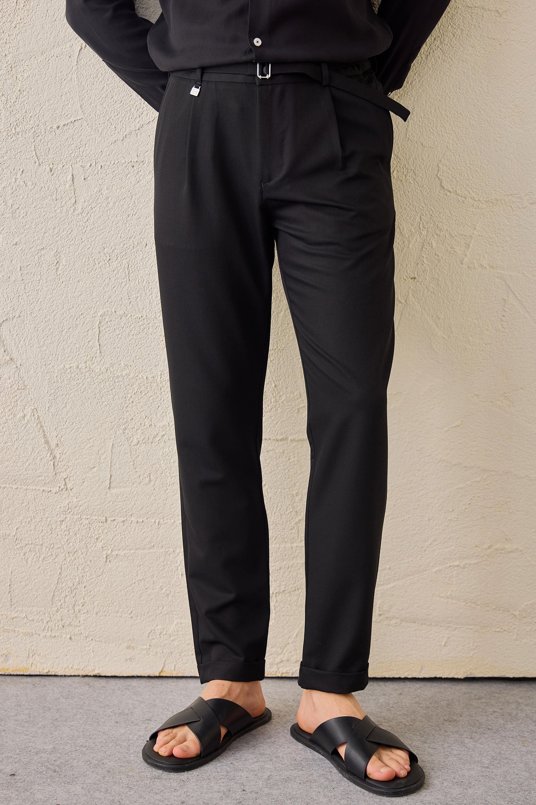 Pantalones Gurkha negros plisados para hombre, cintura ajustable, corte entallado.