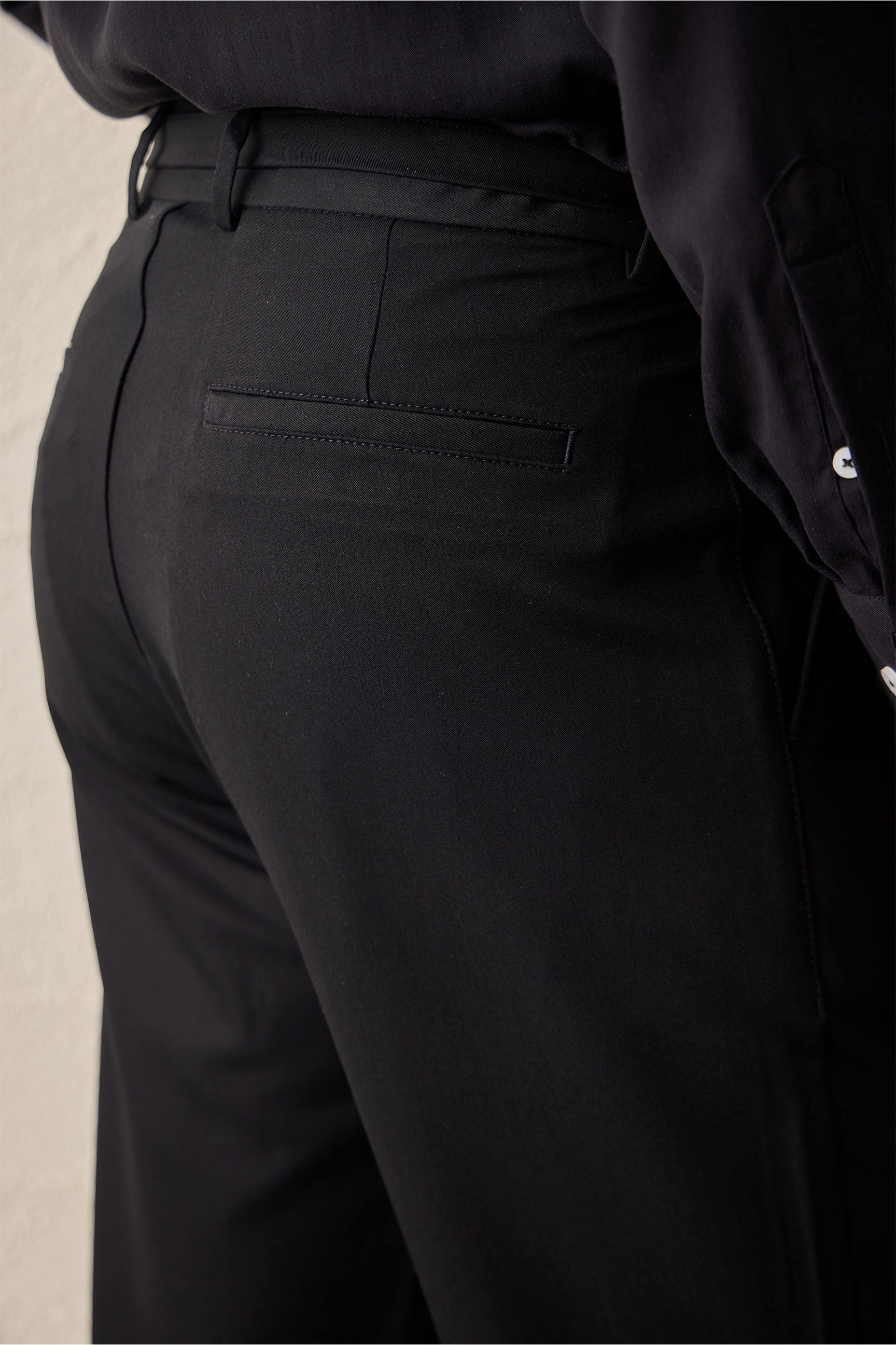 Pantalones Gurkha negros plisados para hombre, cintura ajustable, corte entallado.