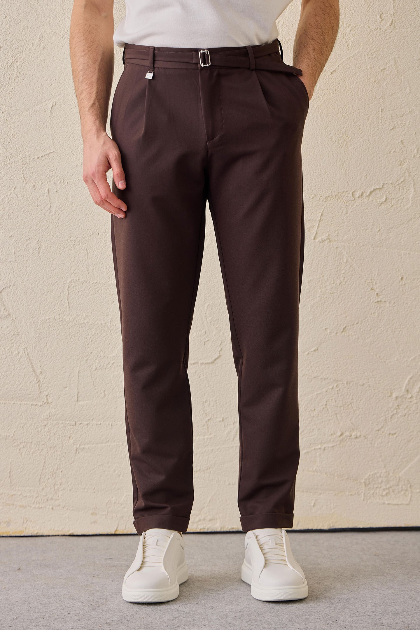Pantalones Gurkha plisados marrones para hombre, cintura ajustable, corte entallado.