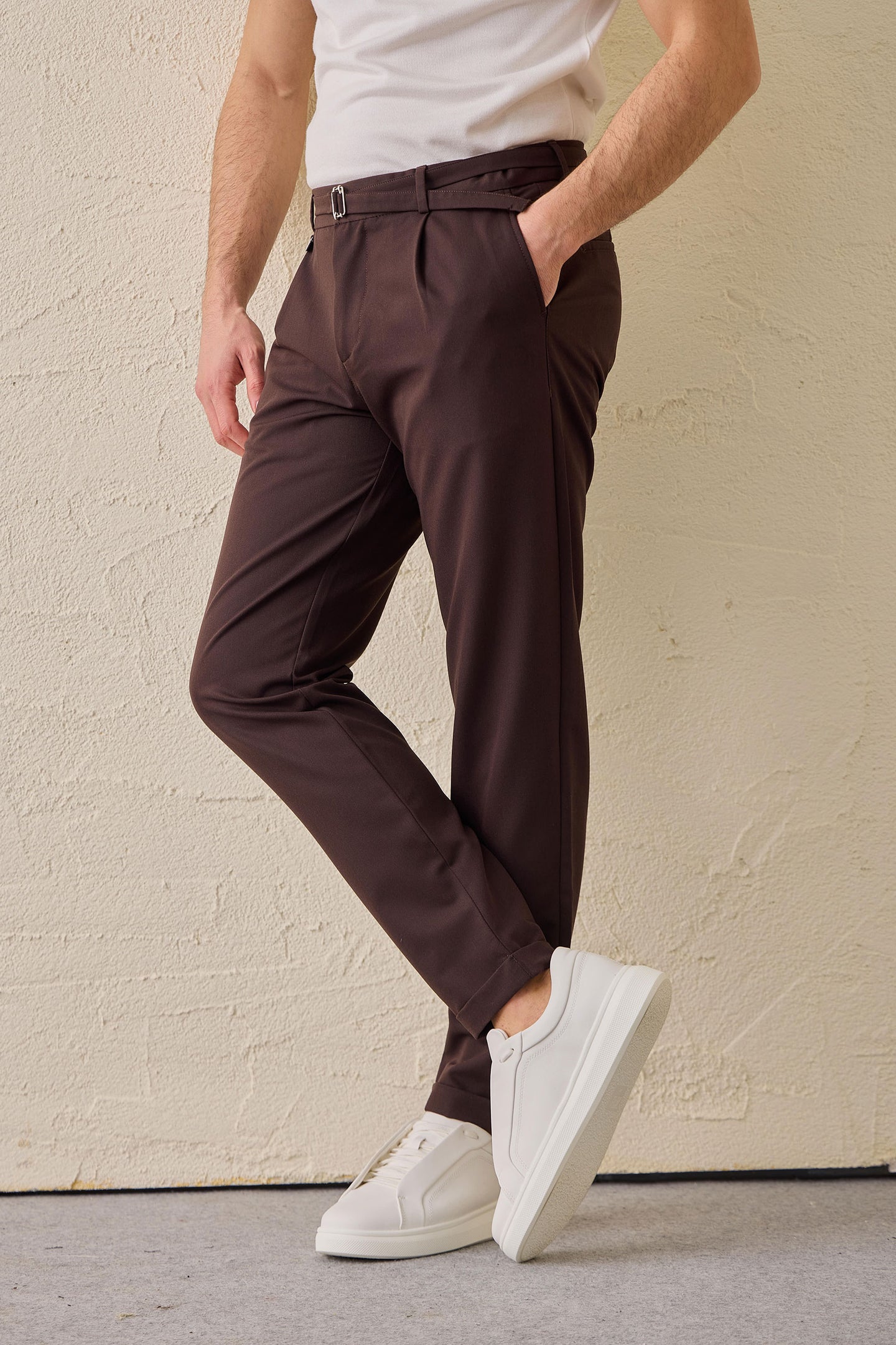 Pantalones Gurkha plisados marrones para hombre, cintura ajustable, corte entallado.