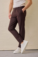 Pantalones Gurkha plisados marrones para hombre, cintura ajustable, corte entallado.