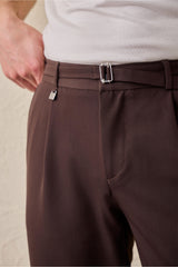 Pantalones Gurkha plisados marrones para hombre, cintura ajustable, corte entallado.