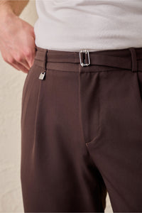 Pantalones Gurkha plisados marrones para hombre, cintura ajustable, corte entallado.