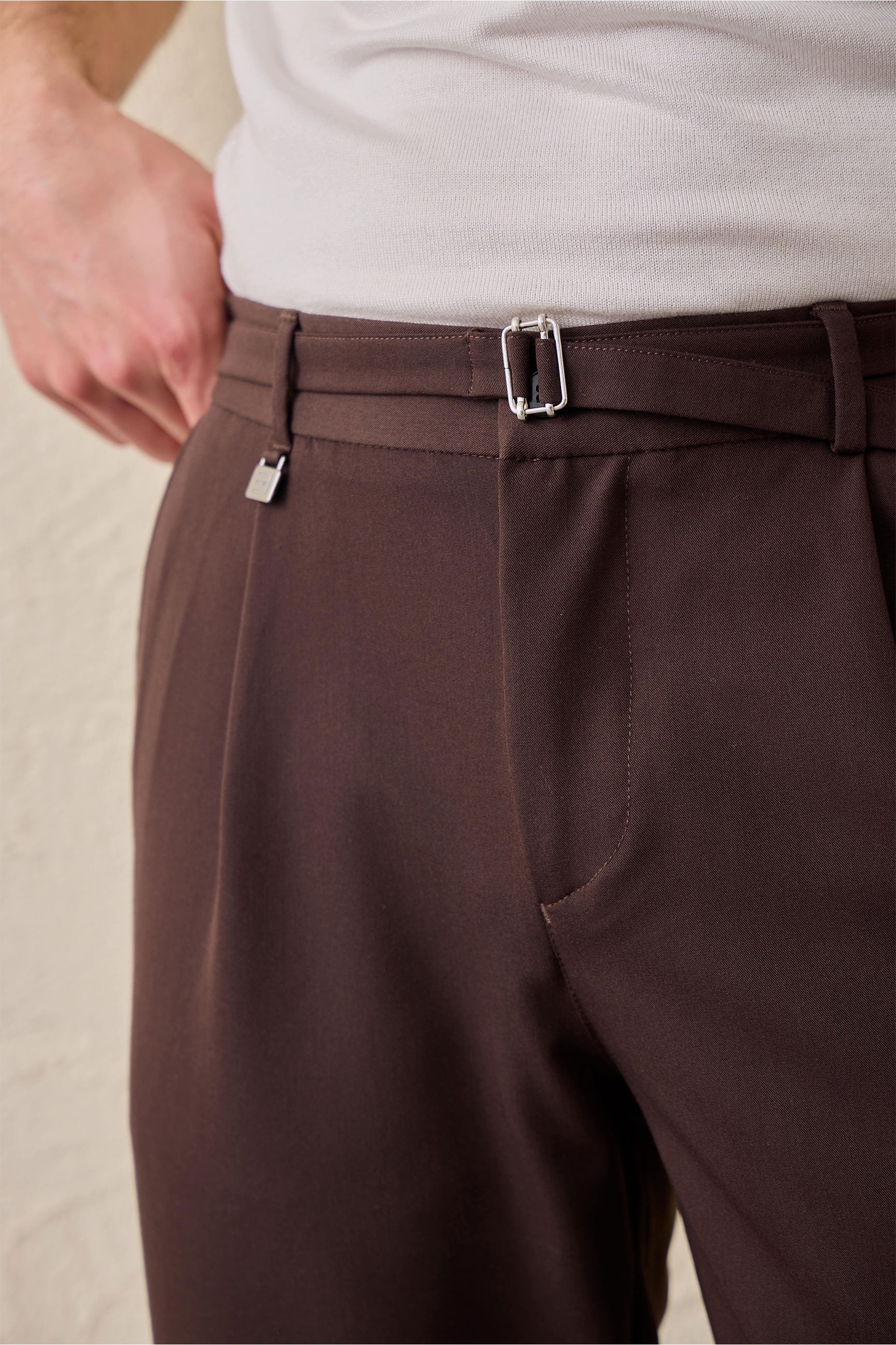 Pantalones Gurkha plisados marrones para hombre, cintura ajustable, corte entallado.