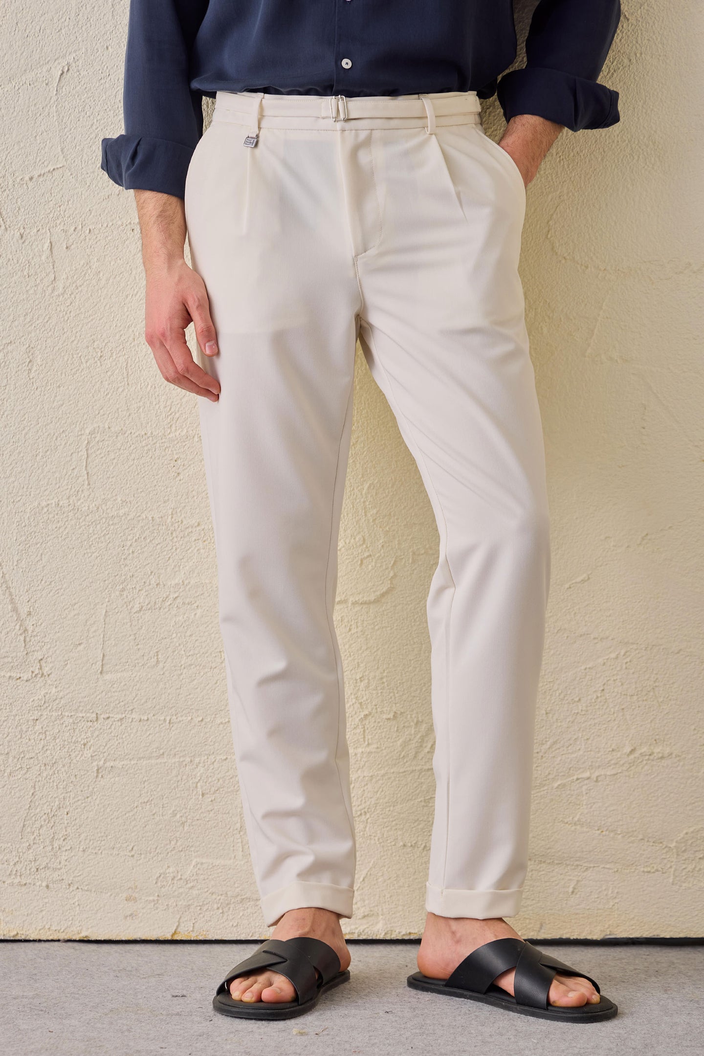 Pantalones Gurkha plisados color crema para hombre, cintura ajustable, corte entallado.