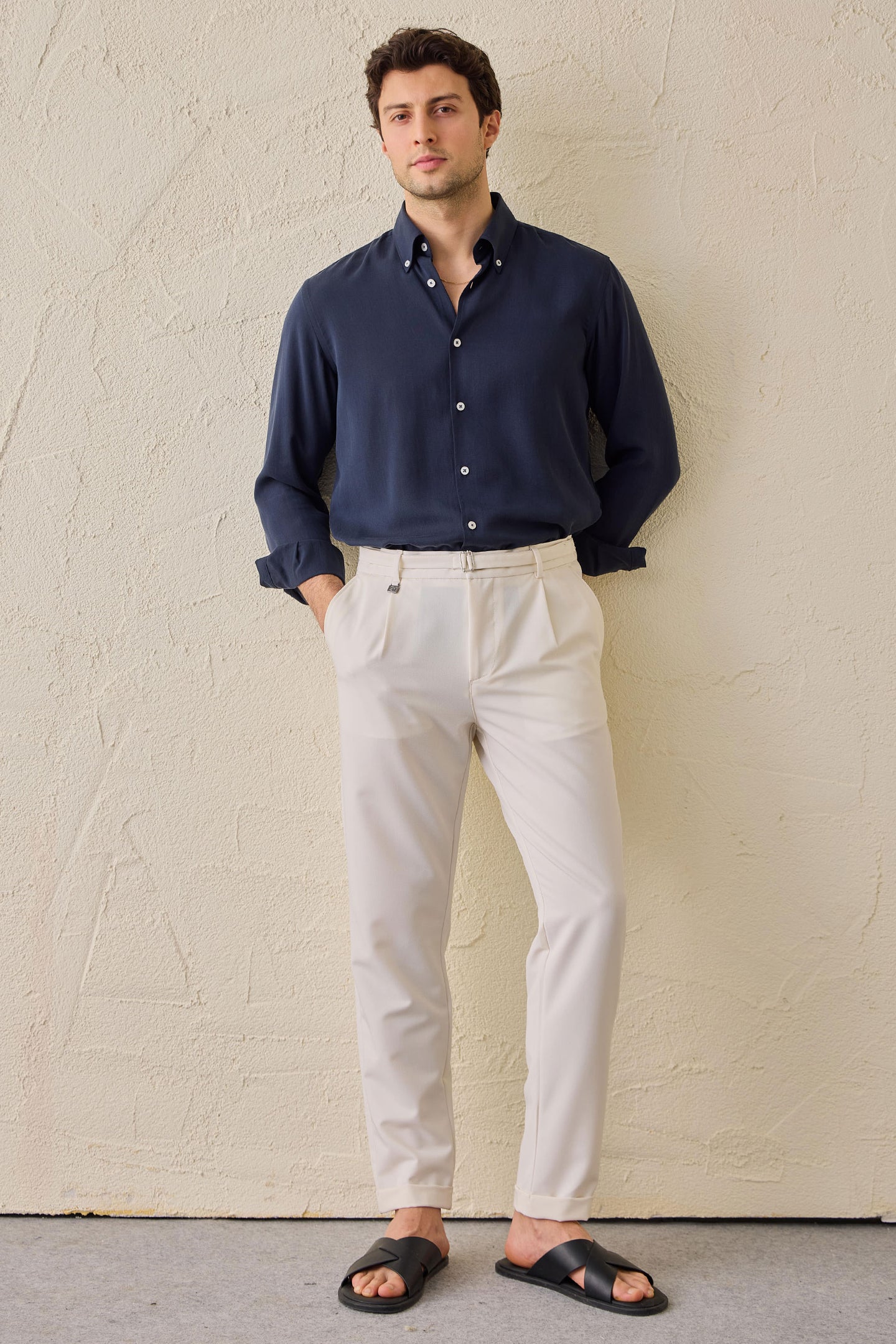 Pantalones Gurkha plisados color crema para hombre, cintura ajustable, corte entallado.