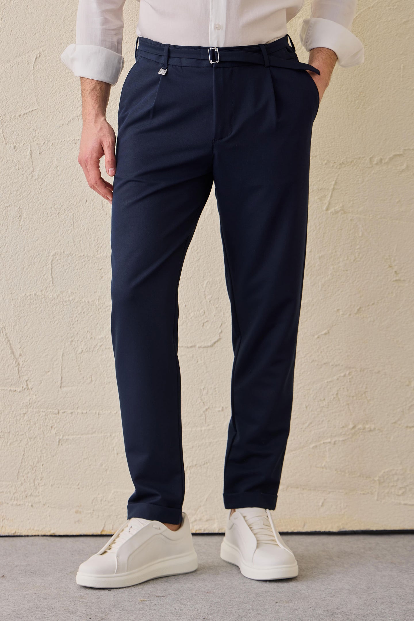 Pantalones Gurkha azul marino plisados para hombre, cintura ajustable, corte entallado.
