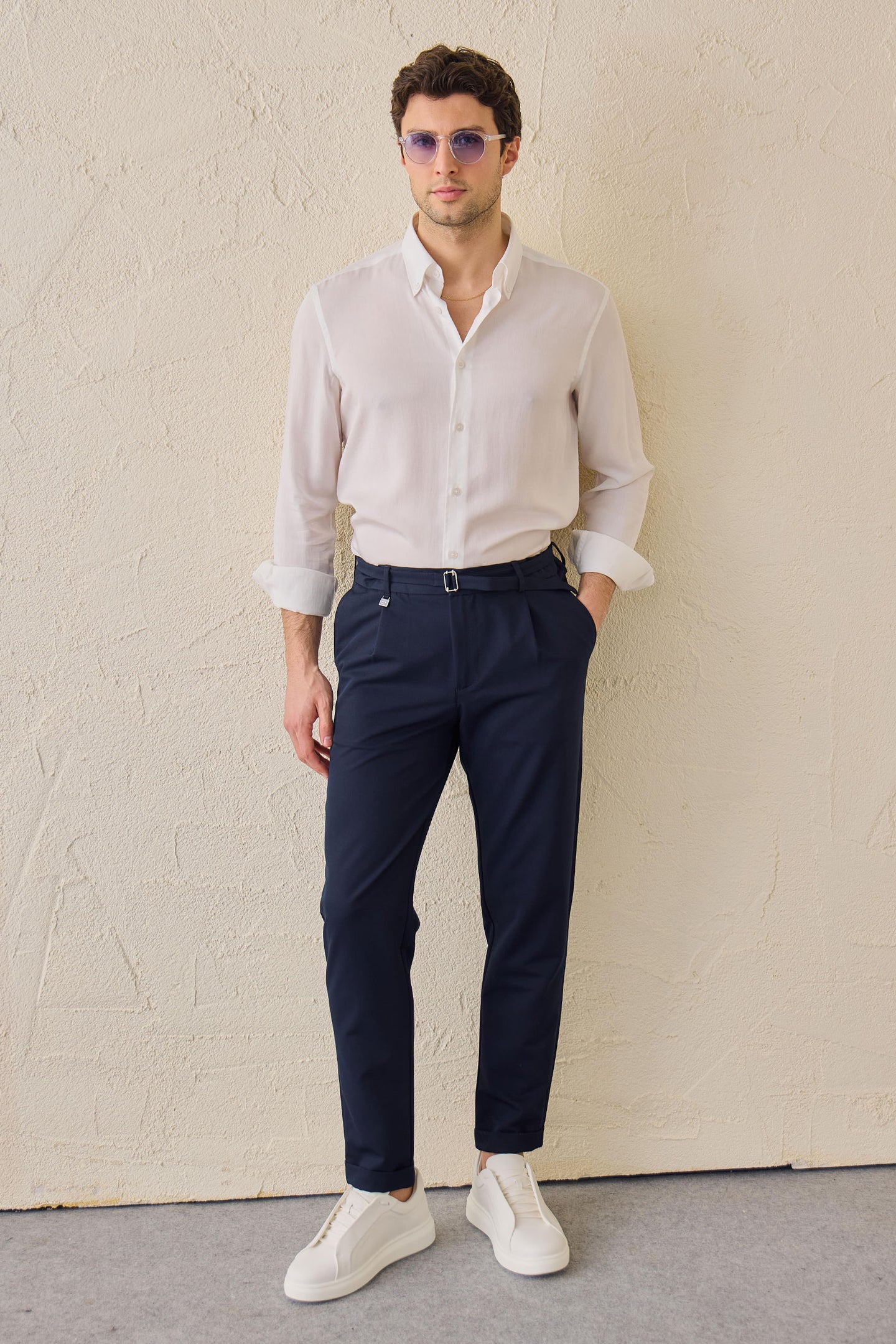Pantalones Gurkha azul marino plisados para hombre, cintura ajustable, corte entallado.