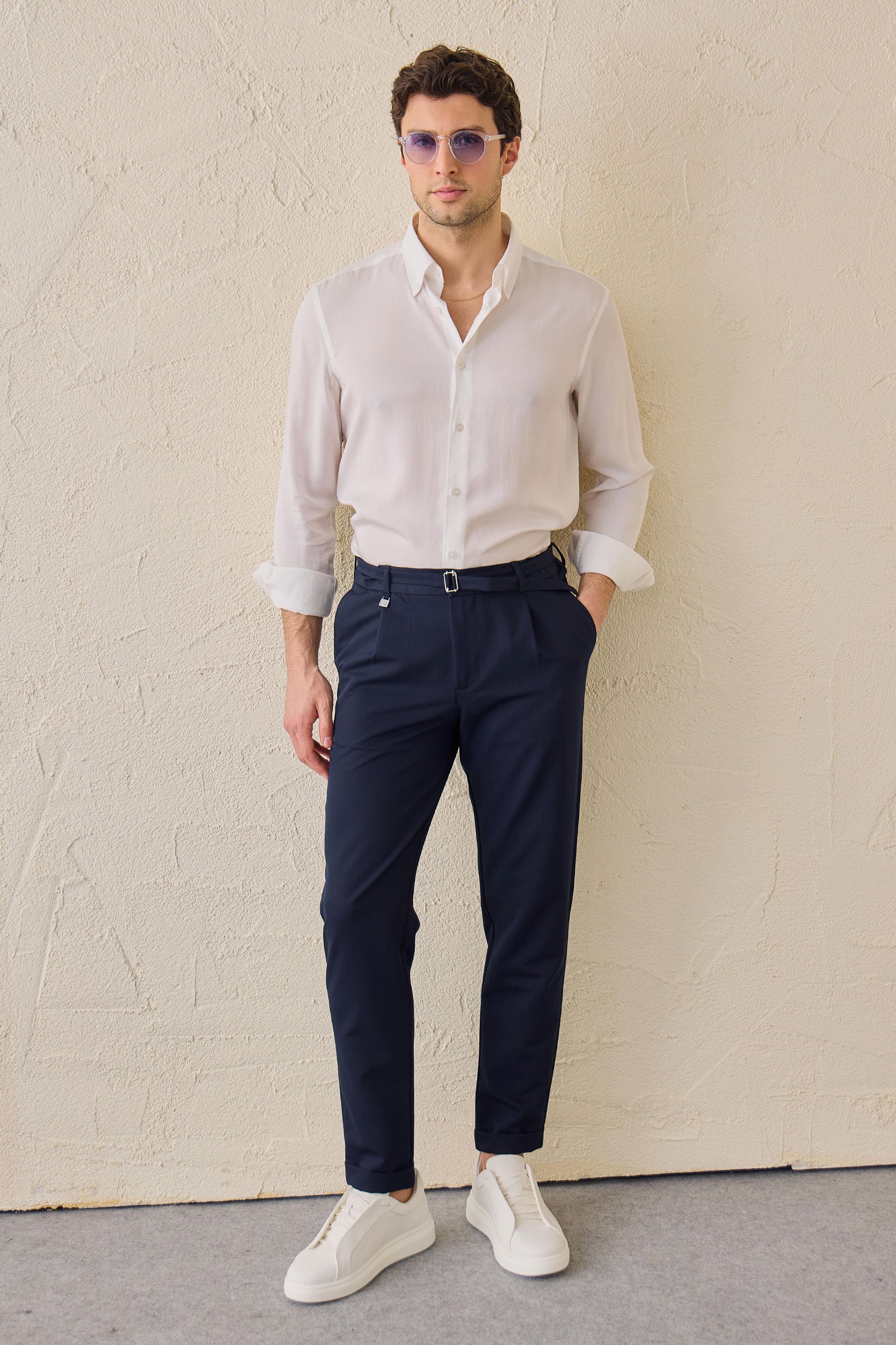 Pantalones Gurkha azul marino plisados para hombre, cintura ajustable, corte entallado.