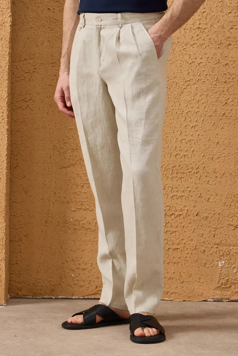 Pantalones de hombre color beige, 100% lino, con pliegues y cordón ajustable, corte recto relajado.