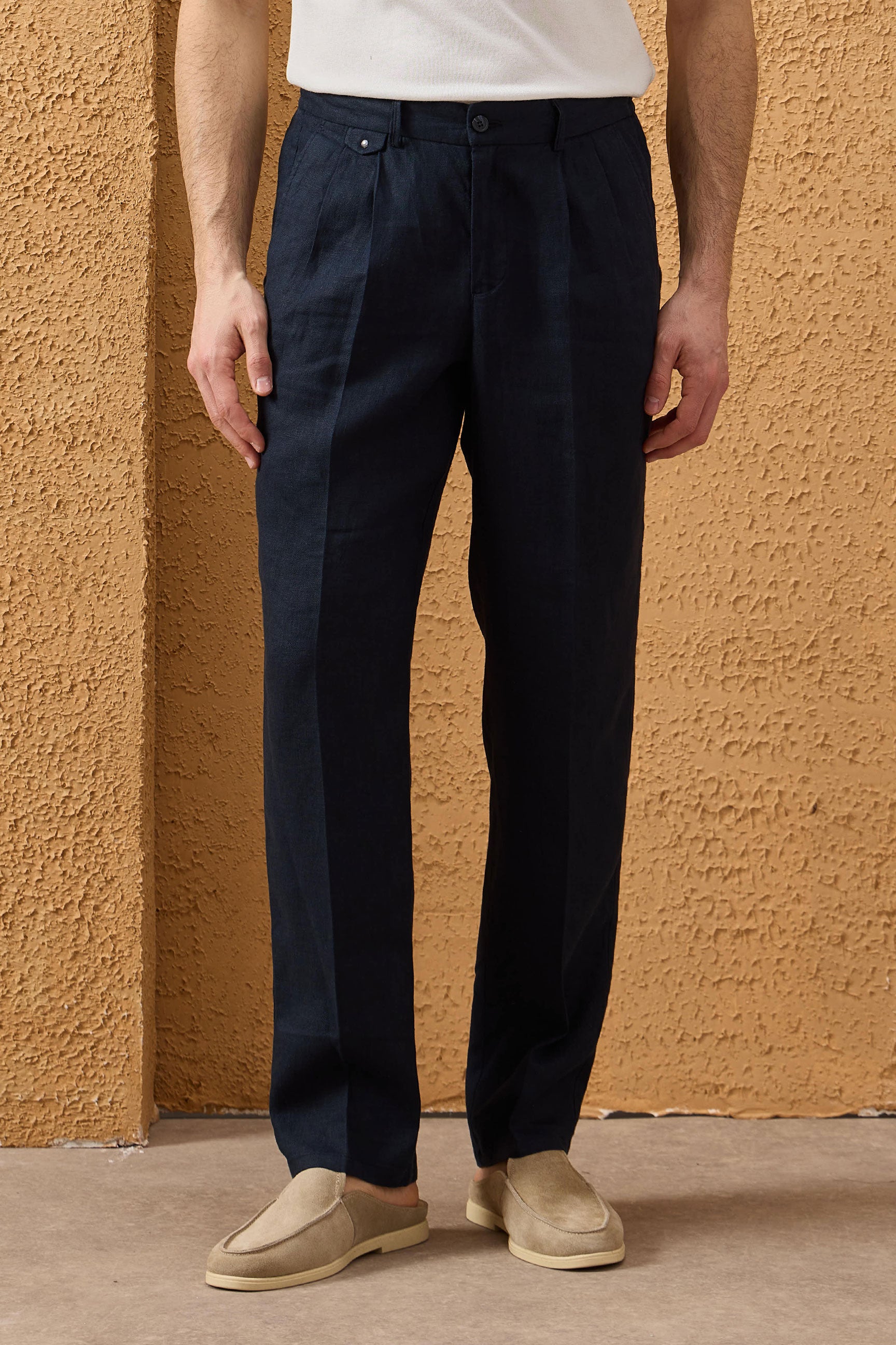 Pantalones de hombre azul marino 100% lino con pliegues y cordón ajustable, corte recto relajado.