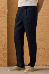 Pantalones de hombre azul marino 100% lino con pliegues y cordón ajustable, corte recto relajado.
