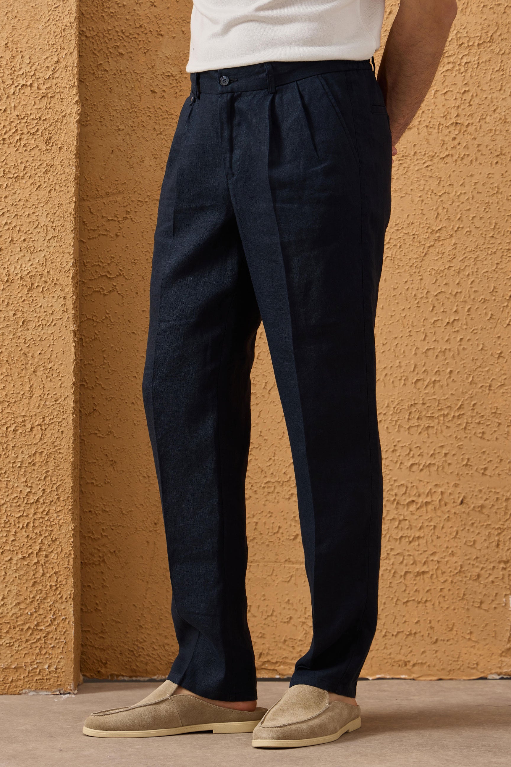 Pantalones de hombre azul marino 100% lino con pliegues y cordón ajustable, corte recto relajado.