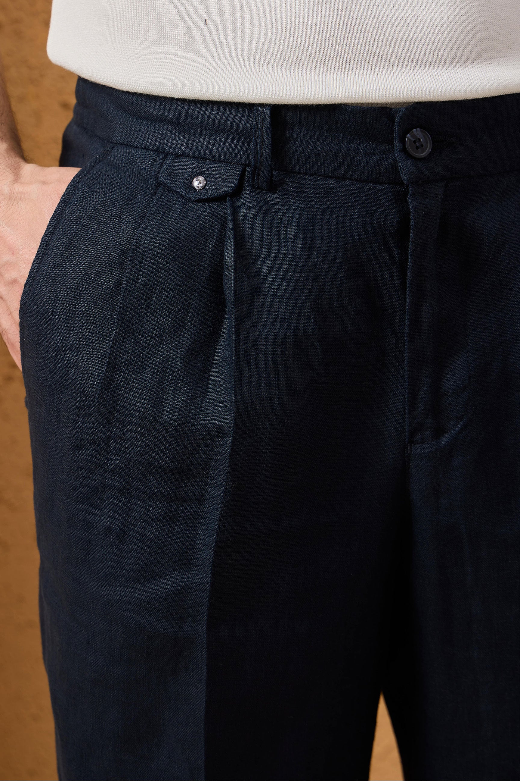 Pantalones de hombre azul marino 100% lino con pliegues y cordón ajustable, corte recto relajado.