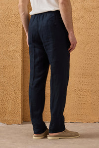 Pantalones de hombre azul marino 100% lino con pliegues y cordón ajustable, corte recto relajado.