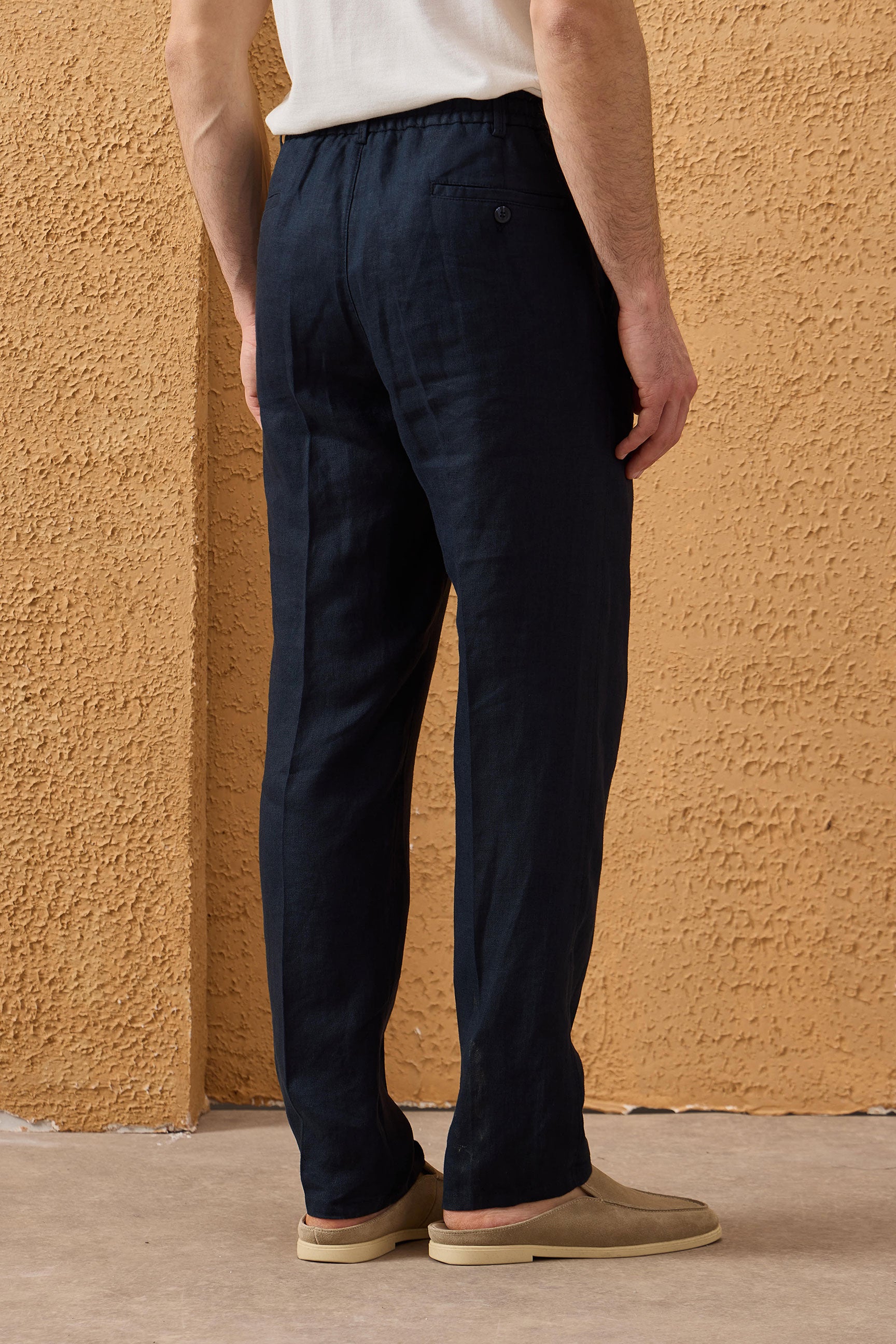 Pantalones de hombre azul marino 100% lino con pliegues y cordón ajustable, corte recto relajado.