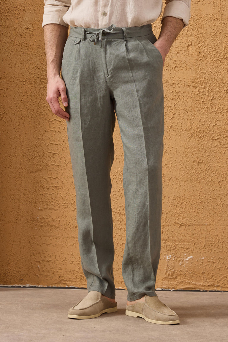 Pantalones de hombre color verde salvia, 100% lino, con pliegues y cordón ajustable, corte recto relajado.